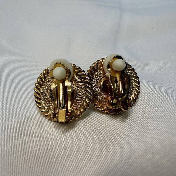 Vintage Carolee Gold Tone Faux Pearl Clip On Earrings Classic Round Design - Picture 4 of 4